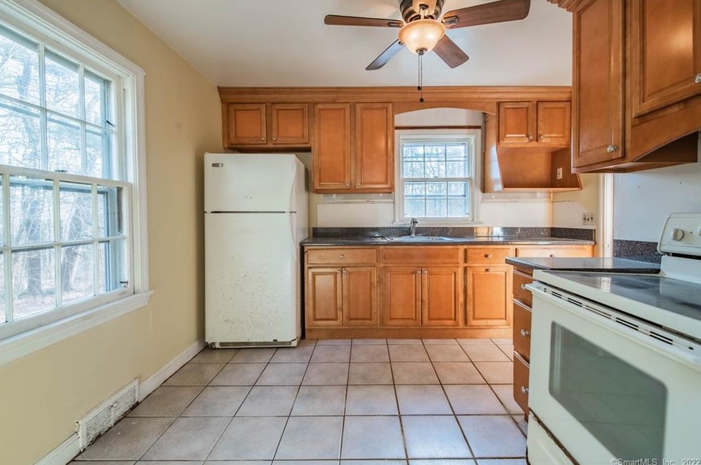 25 Butternut Ln, Watertown CT  06795-1424 exterior