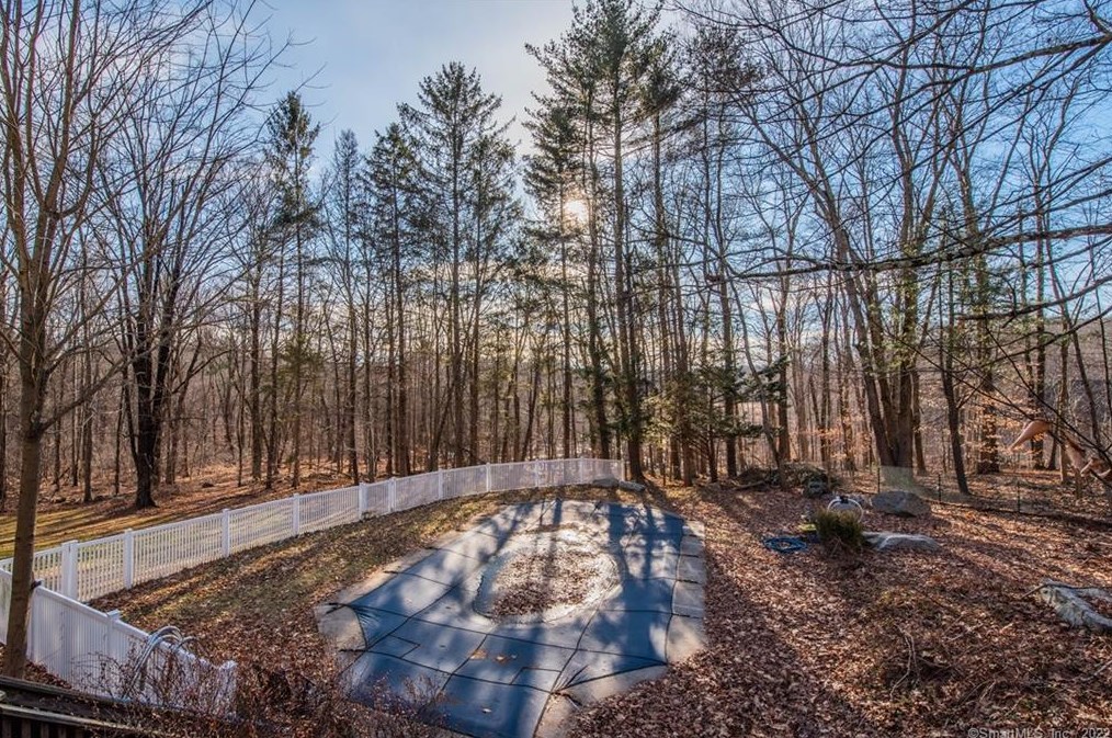 25 Butternut Ln, Watertown CT  06795-1424 exterior