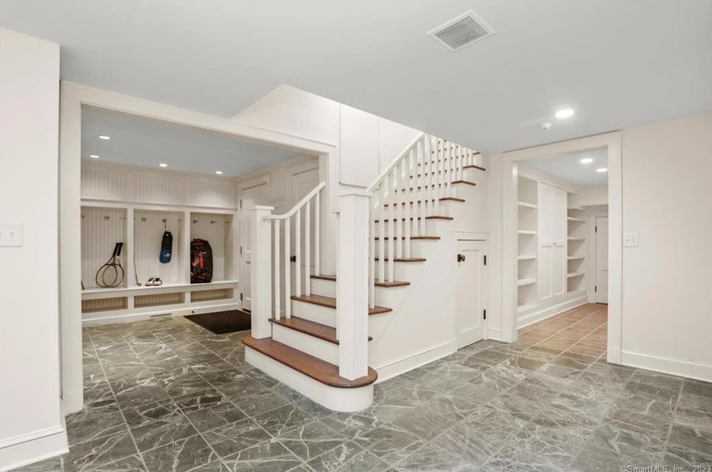 57 Nearwater Ln, Tokeneke CT  06820-5628 exterior