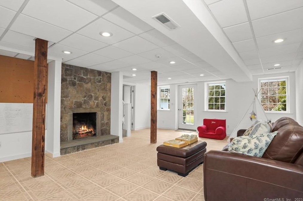 57 Nearwater Ln, Tokeneke CT  06820-5628 exterior