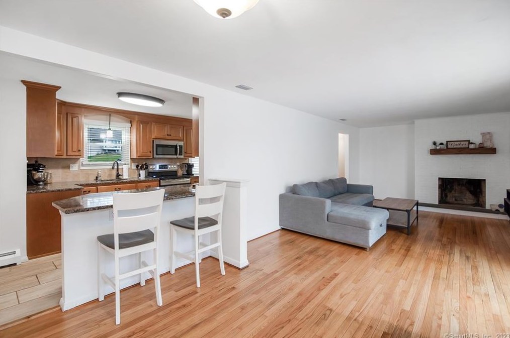 9 Janet Ln, Vernon CT  06066-3533 exterior