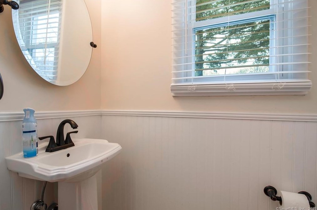 9 Janet Ln, Vernon CT  06066-3533 exterior