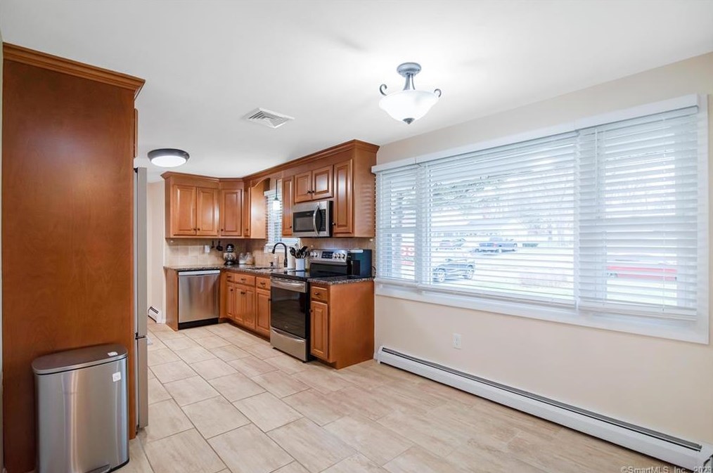 9 Janet Ln, Vernon CT  06066-3533 exterior