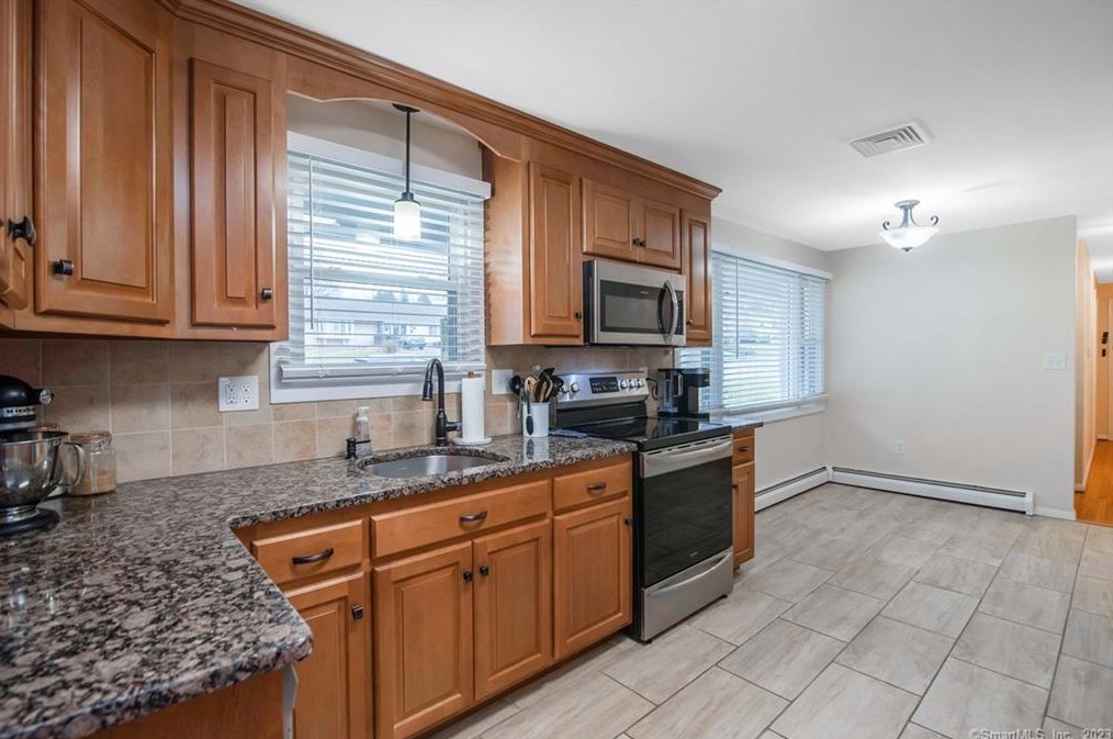 9 Janet Ln, Vernon CT  06066-3533 exterior