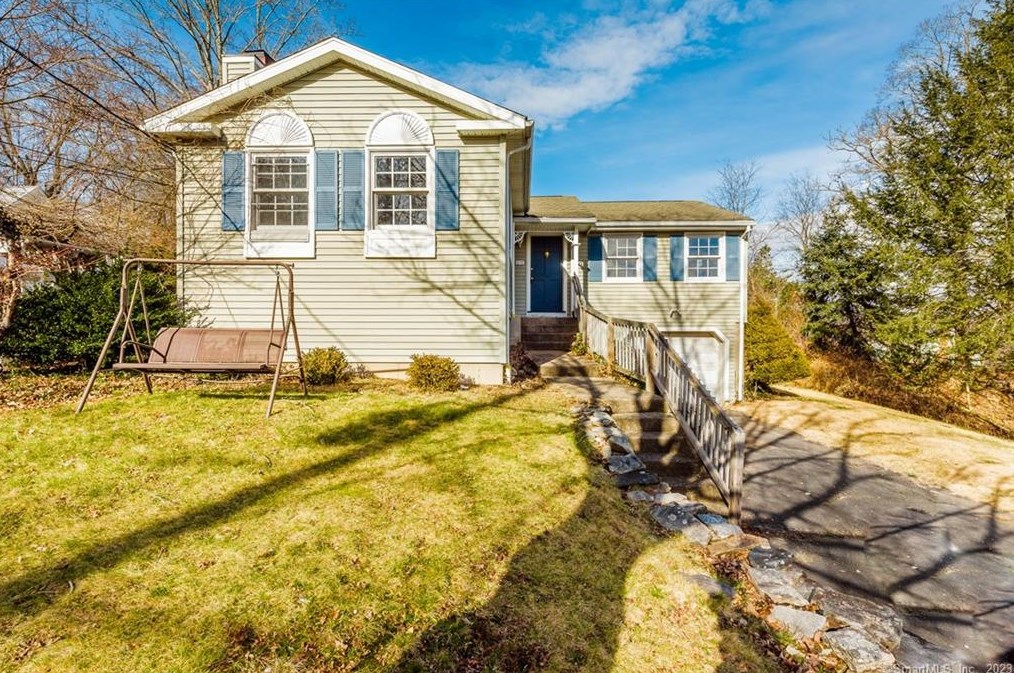 678 Randolph Rd, Middletown, CT 06457