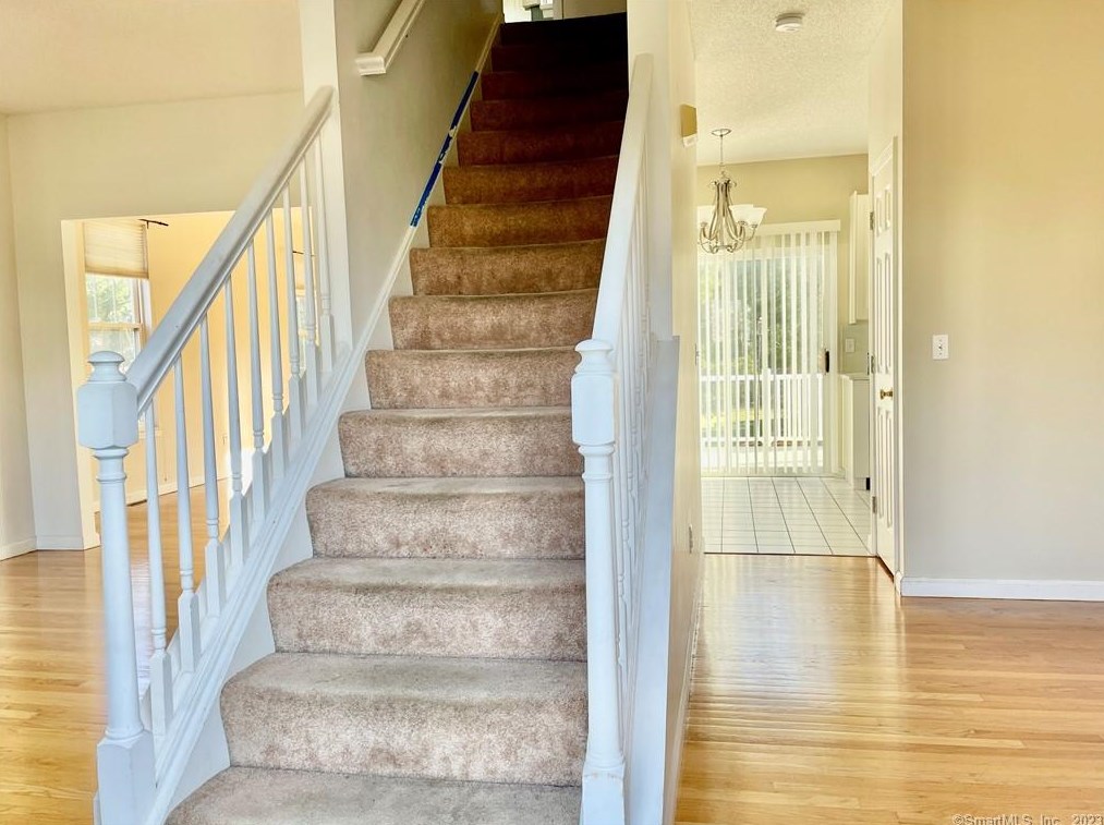 46 Dundee Dr, Cheshire, CT 06410