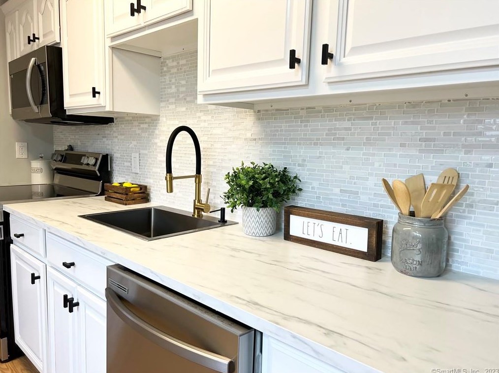 201 Green Manor Dr, Hartford, CT 06118