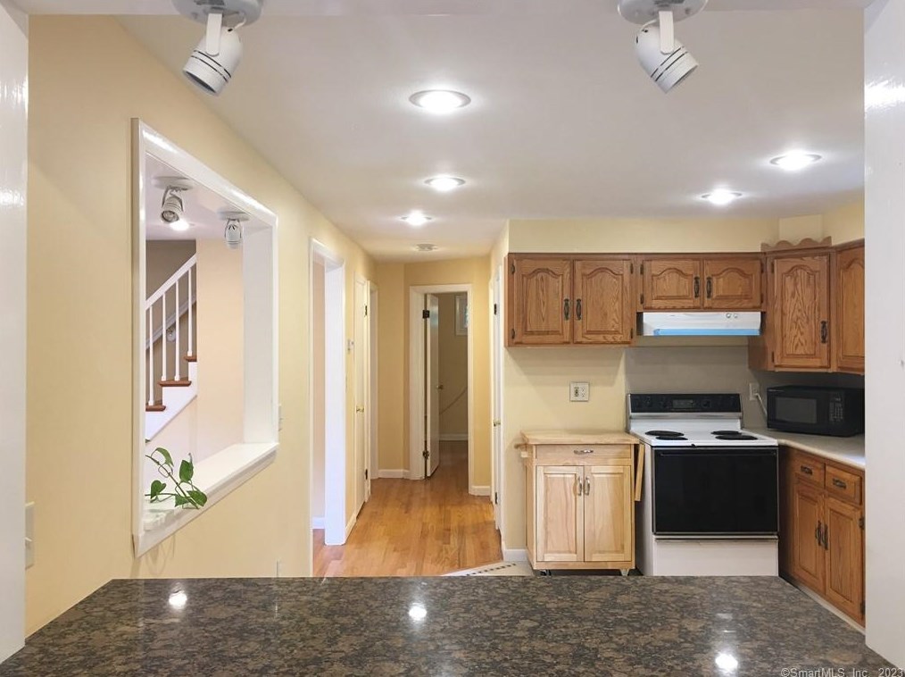 11 Fernwood Rd, Avon CT  06001-3428 exterior