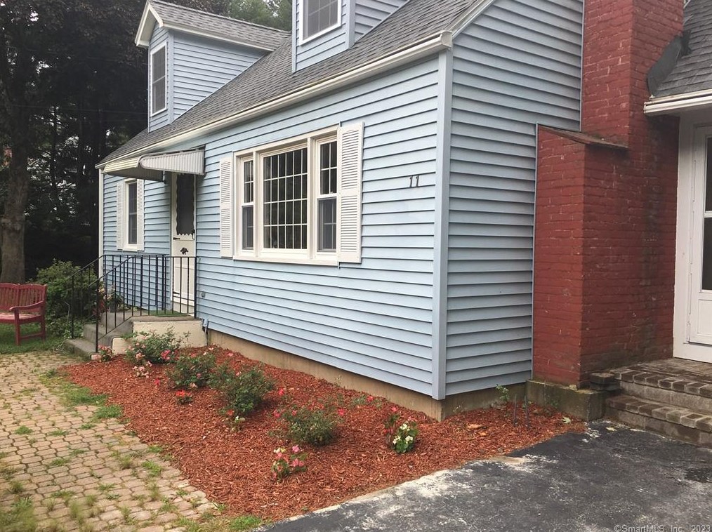 11 Fernwood Rd, Avon CT  06001-3428 exterior