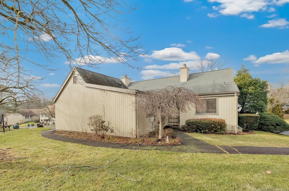 49 Cedar Bark Ln, Stratford, CT 06614-8122