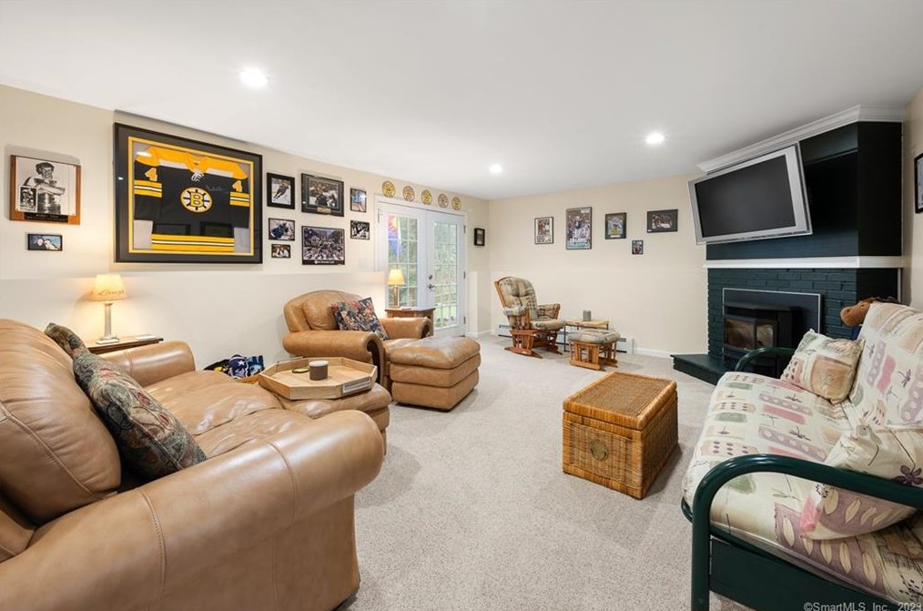 5 Alden Dr, Clinton CT  06413-1501 exterior