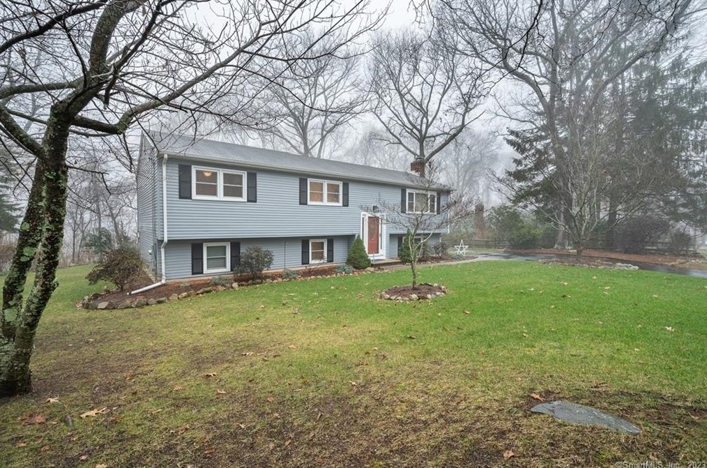 5 Alden Dr, Clinton CT  06413-1501 exterior