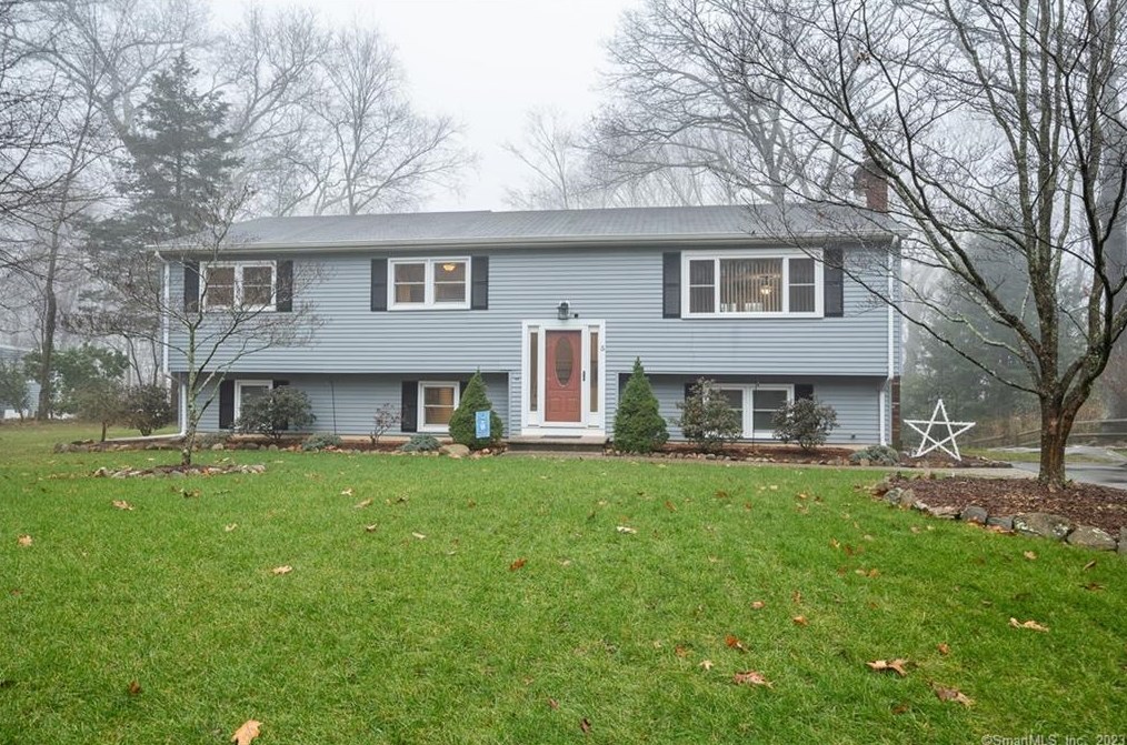 5 Alden Dr, Clinton CT  06413-1501 exterior