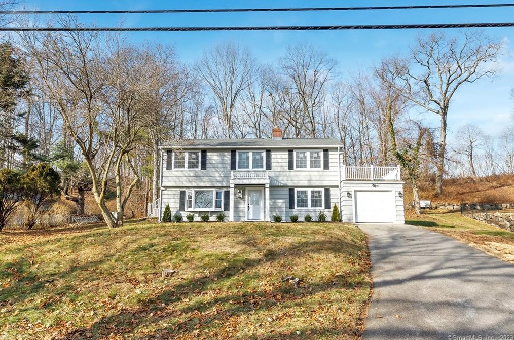 27 Shawnee Rd, Bridgeport, CT 06611