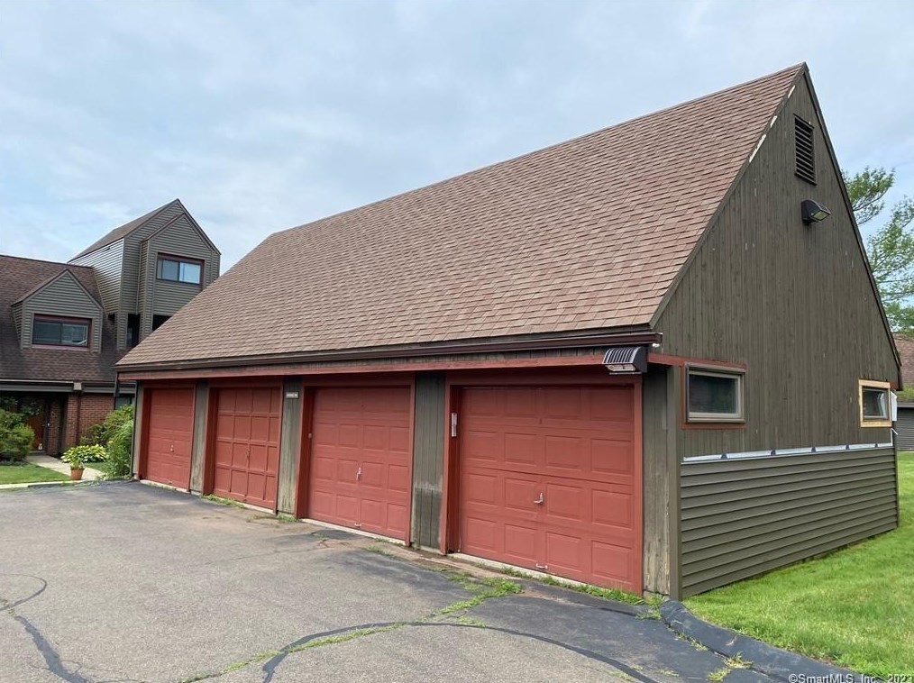 69 Montoya Dr, Branford CT  06405-2528 exterior