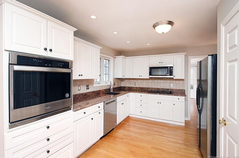 31 Meadow Brook Pl, Union City CT  06770-4789 exterior