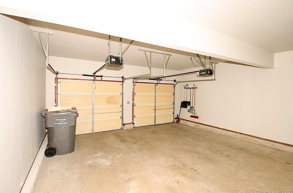 31 Meadow Brook Pl, Union City CT  06770-4789 exterior