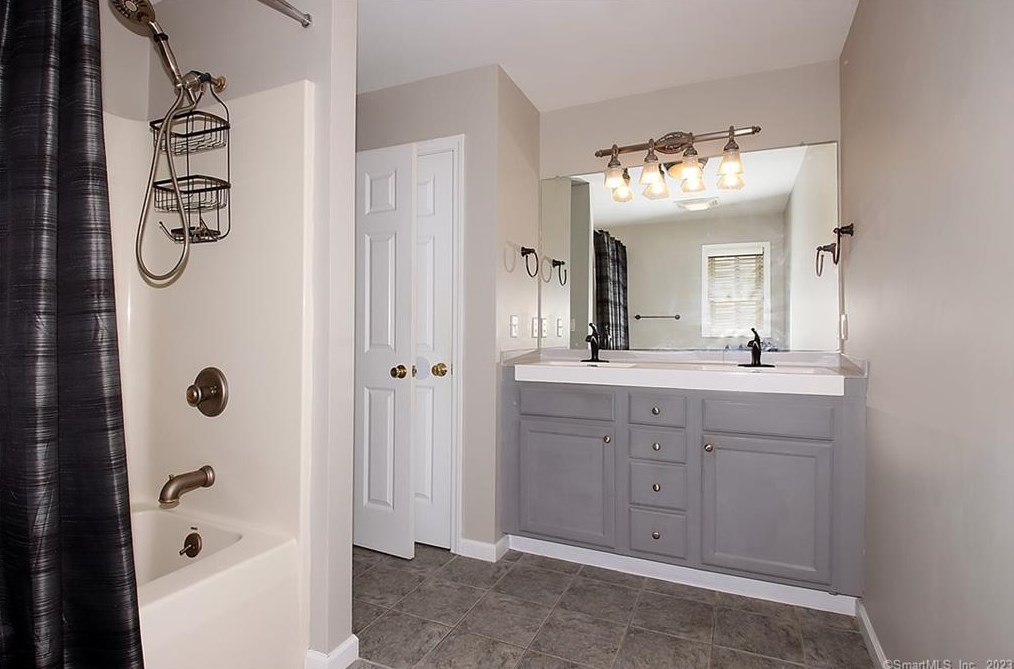 31 Meadow Brook Pl, Union City CT  06770-4789 exterior