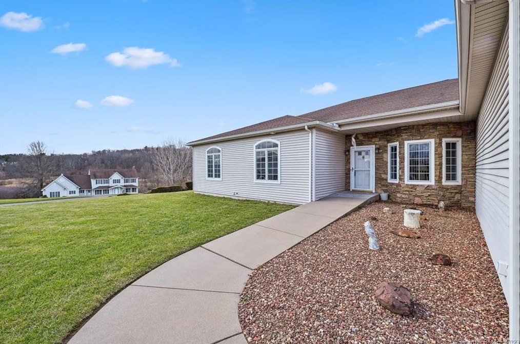 16 Breezy Knoll Dr, Bloomfield, CT 06002