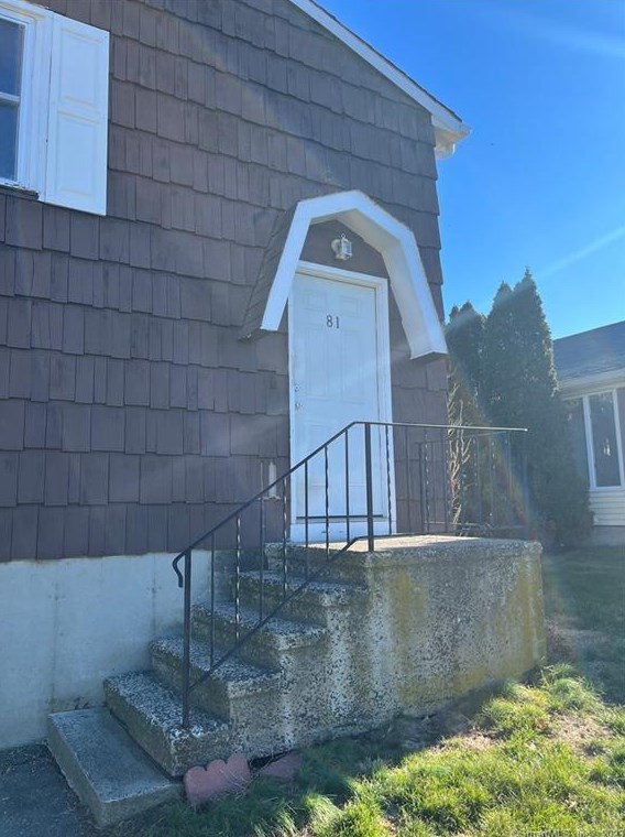 81 Crabtree Ln, Milford, CT 06460