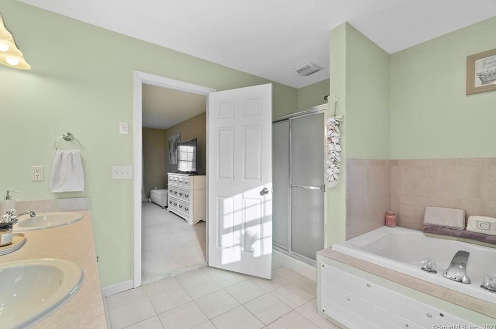 211 Devonshire Ln, Madison CT  06443-8131 exterior