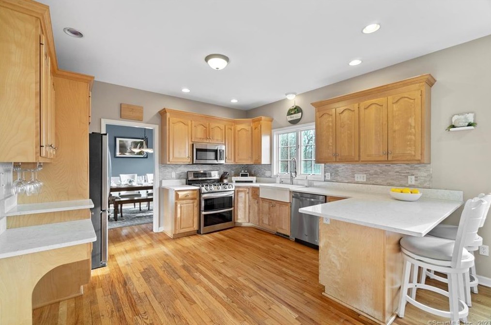 211 Devonshire Ln, Madison CT  06443-8131 exterior