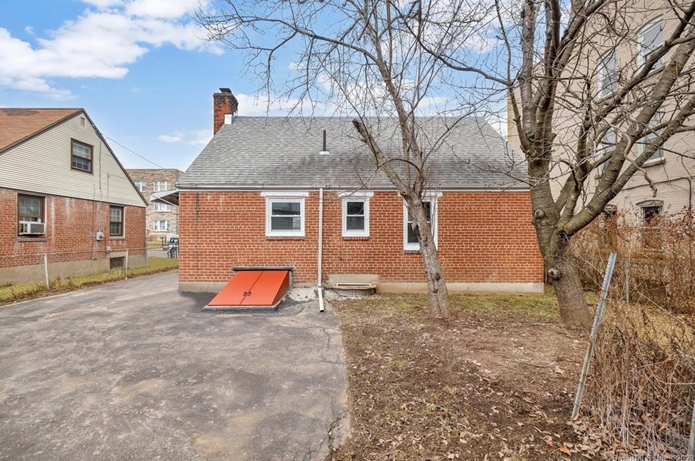 171 Roosevelt St, Hartford CT  06114-3049 exterior