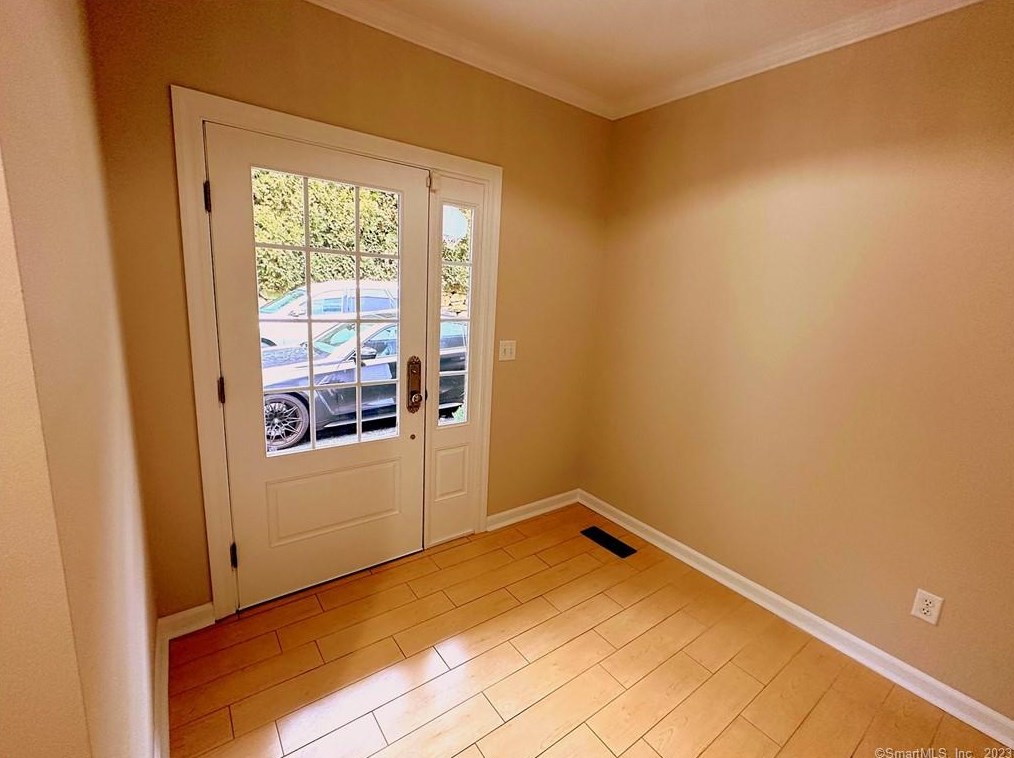 38 Canfield Dr, Huntington, CT 06484