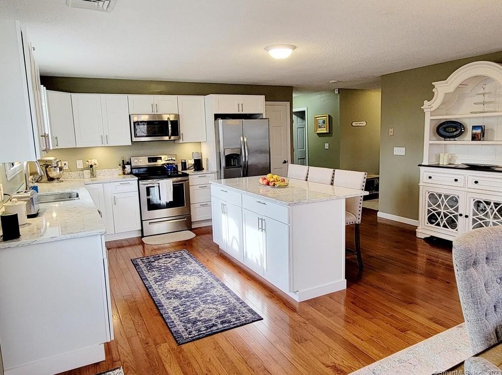 15 Asher Ave, Pawcatuck CT  06379-1709 exterior