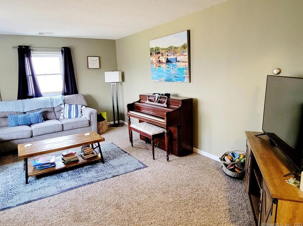 15 Asher Ave, Pawcatuck CT  06379-1709 exterior
