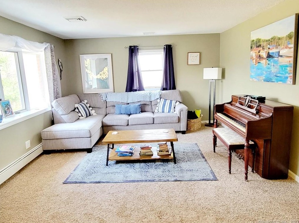 15 Asher Ave, Pawcatuck CT  06379-1709 exterior