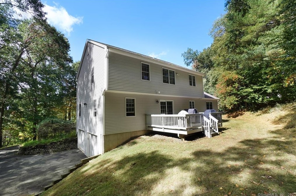 20 Narragansett Trl, Sandy Hook CT 06482-1147 exterior