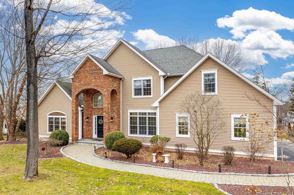 8 W Ridge Dr, Rocky Hill, CT 06067