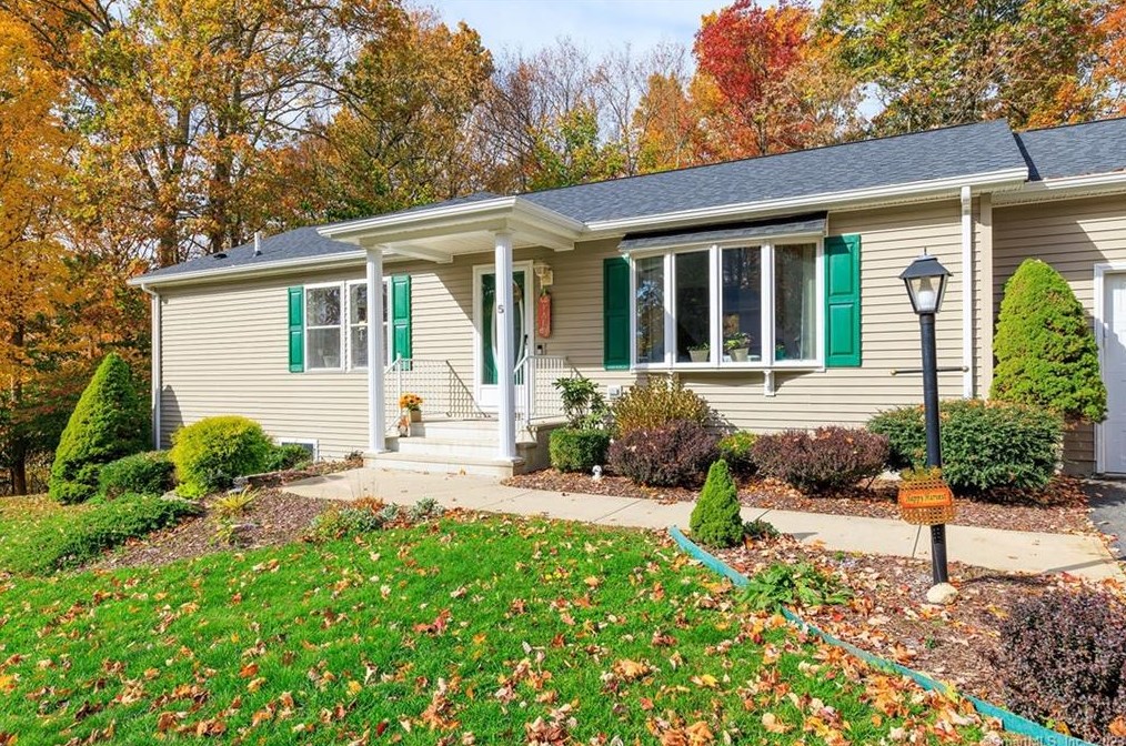 5 Hillcrest Dr, Uncasville, CT 06382