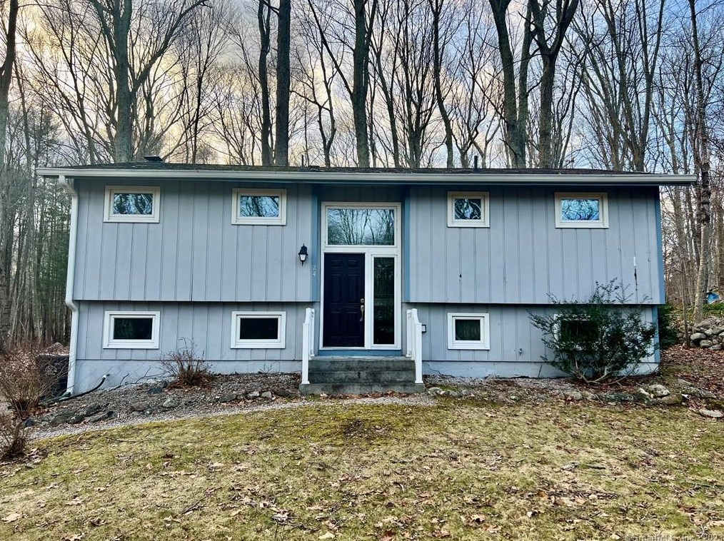 24 Pheasant Run Dr, Gales Ferry, CT 06335