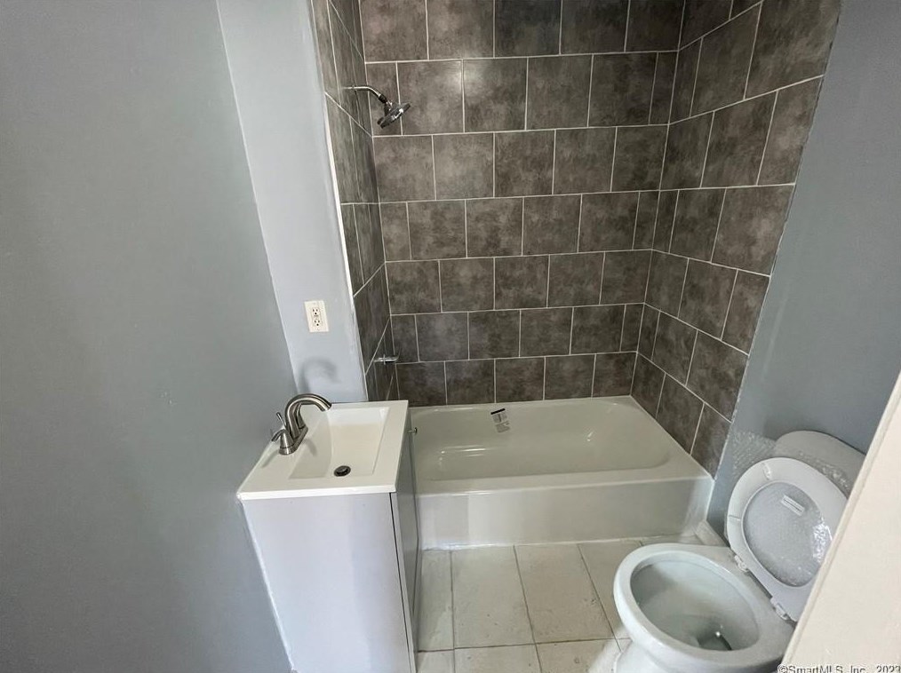 19 Camp St, Meriden CT  06451-3217 exterior