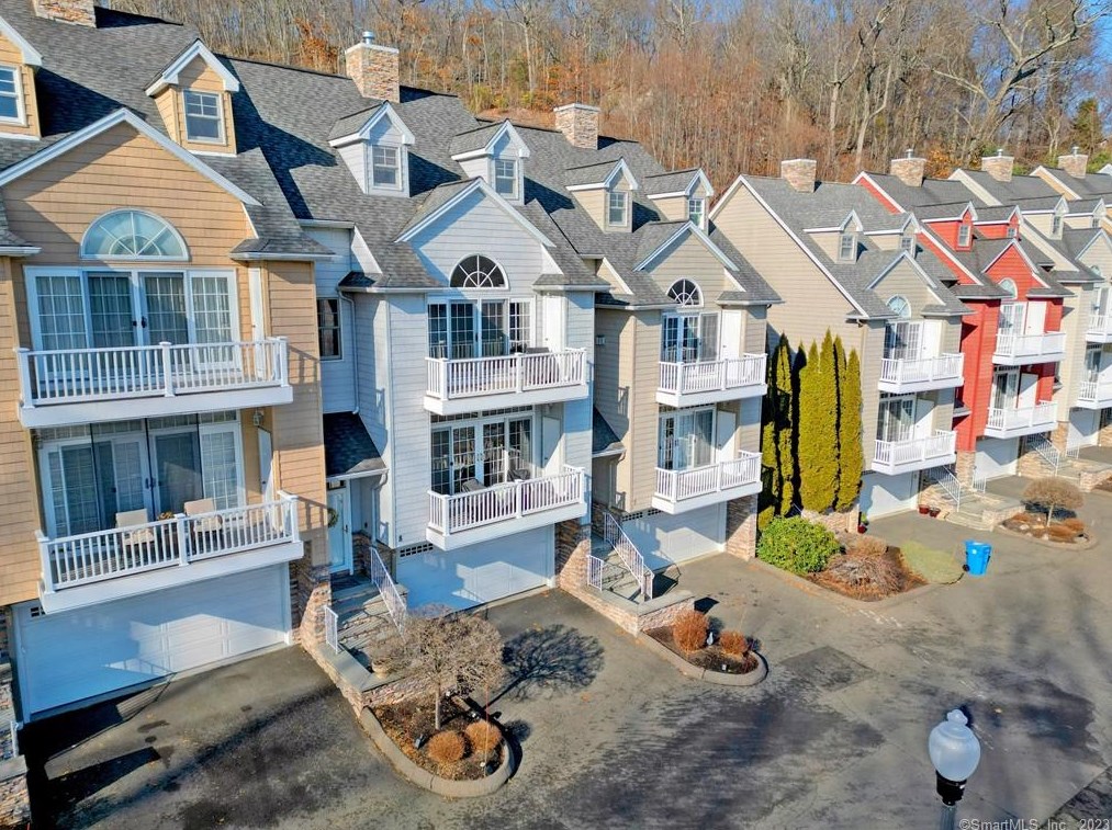 665 River Rd #8, Huntington, CT 06484