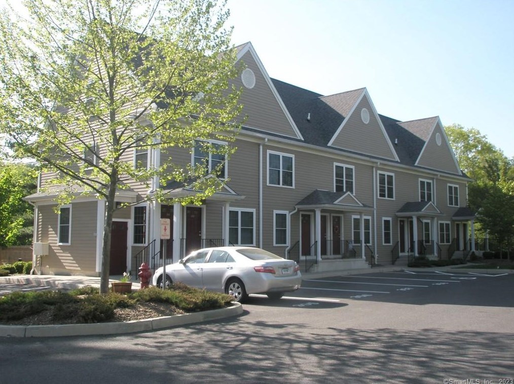 20 Orchard St #308, Brookfield Center, CT 06804