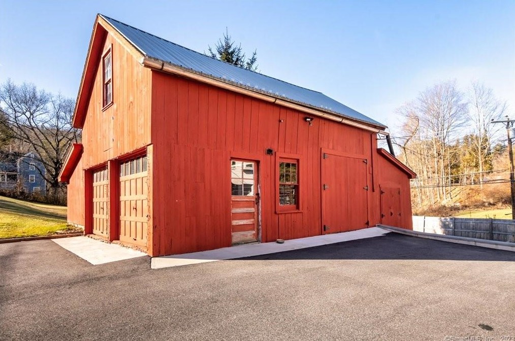 112 Pratt St, Winsted CT  06098-2053 exterior