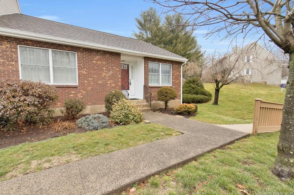 207 Holly Hill Dr, Rocky Hill, CT 06067-1081