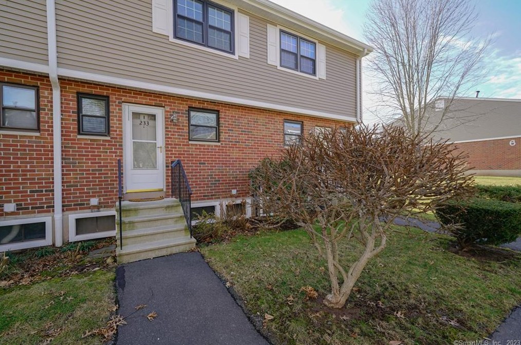 233 Hampton Ct, Hartford, CT 06111 exterior