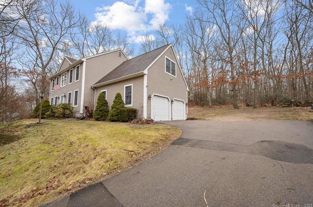32 Yorkshire Dr, Waterford, CT 06385