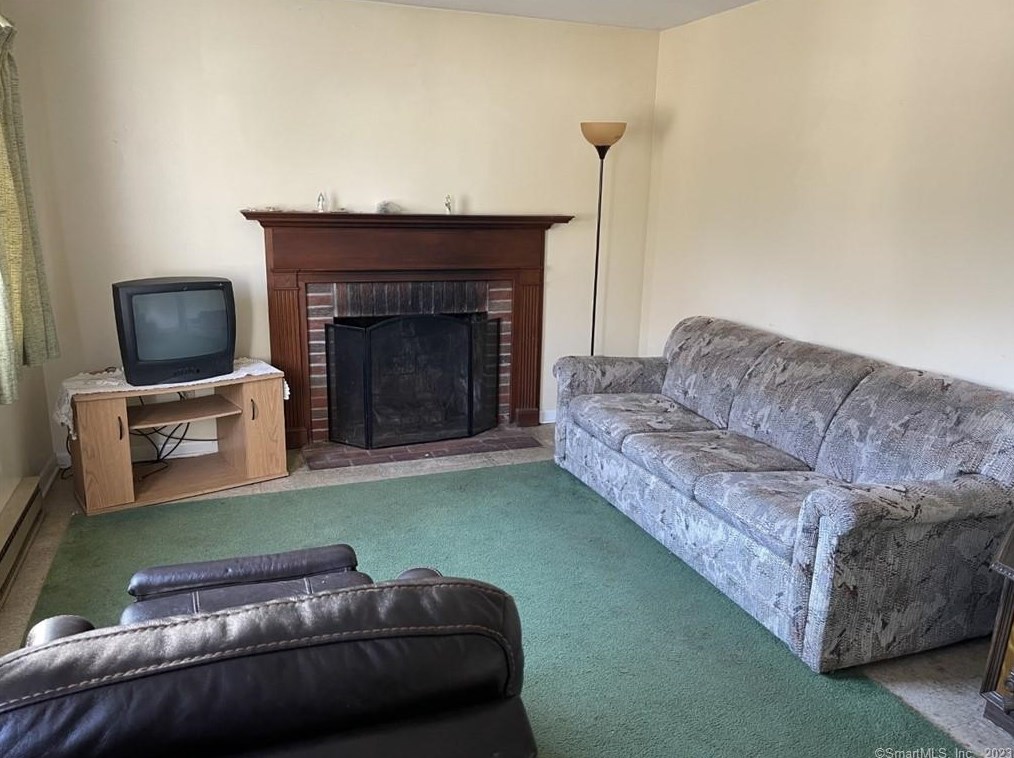 86 Oakwood Rd, Niantic, CT 06357