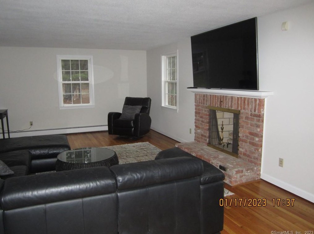 169 Old Farms Rd, Simsbury CT  06092-2122 exterior