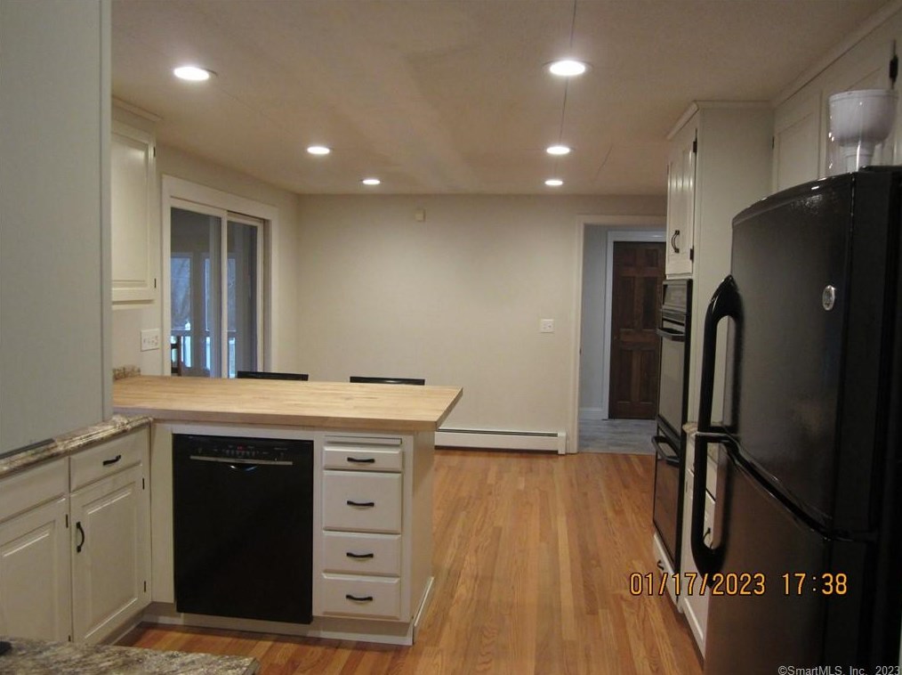 169 Old Farms Rd, Simsbury CT  06092-2122 exterior