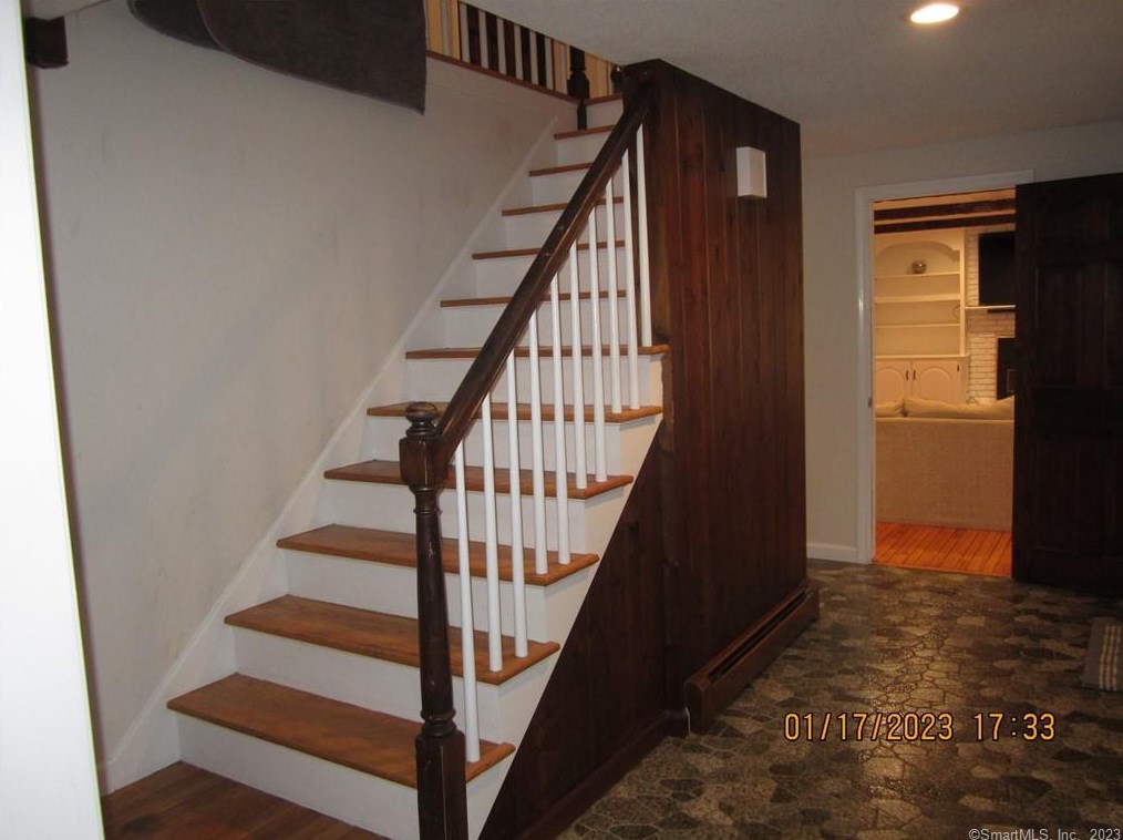 169 Old Farms Rd, Simsbury CT  06092-2122 exterior