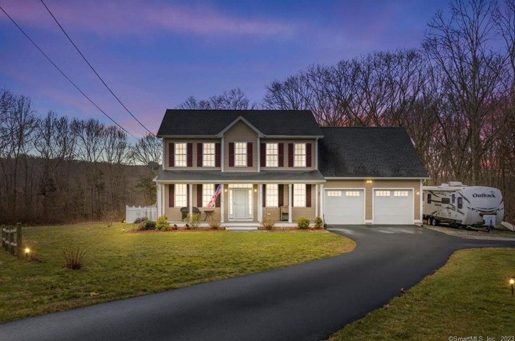 4 Tom Allyn Ct, Gales Ferry, CT 06335