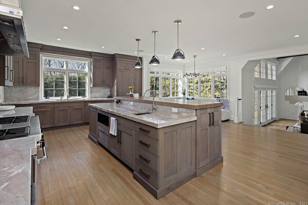 11 Charcoal Hill Rd, Westport CT  06880-1633 exterior