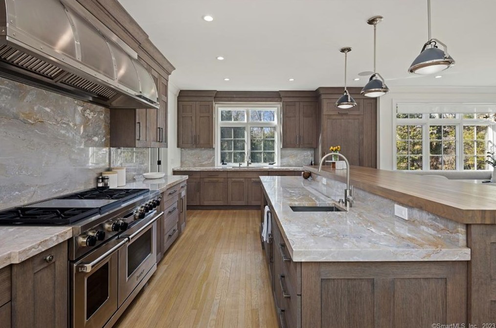 11 Charcoal Hill Rd, Westport CT  06880-1633 exterior