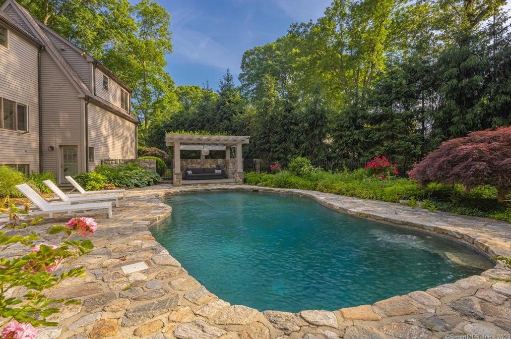 11 Charcoal Hill Rd, Westport CT  06880-1633 exterior